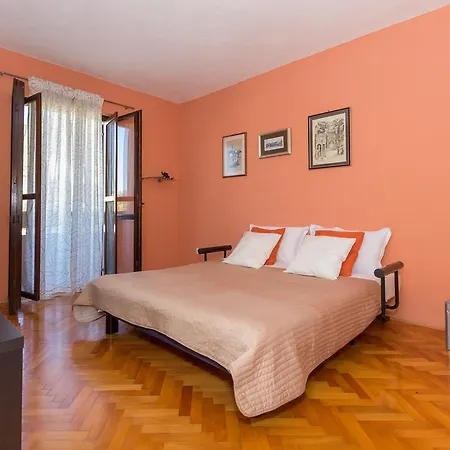 Ivo Apartment *